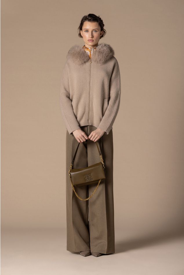 Chaqueta de punto con capucha y pelo natural