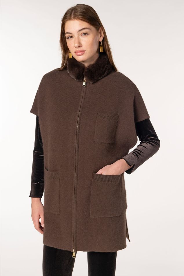 Capa de punto milano con cuello mao de pelo
