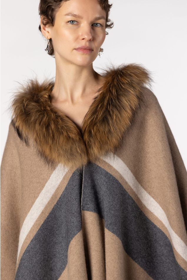 Capa de punto con cuello de racoon natural