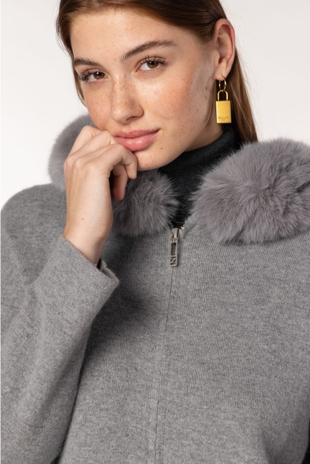 Chaqueta de punto con capucha y pelo natural