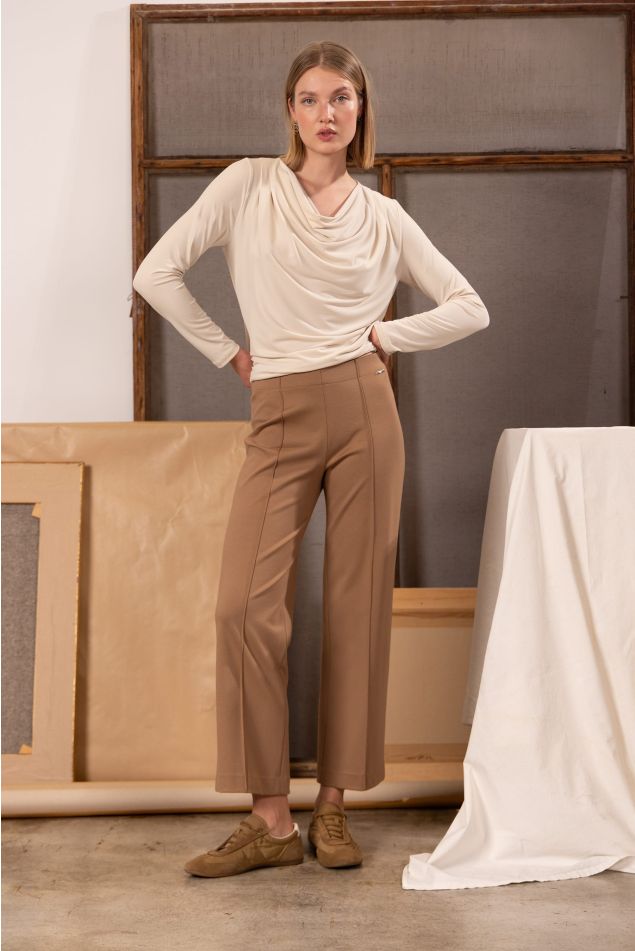 Pantalón recto con nervio marcado