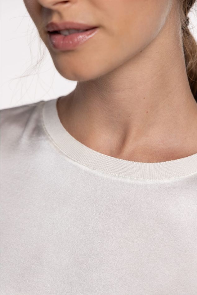 Blusa de satén elástico de manga corta