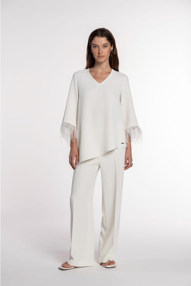Blusa de doble crepé con plumas