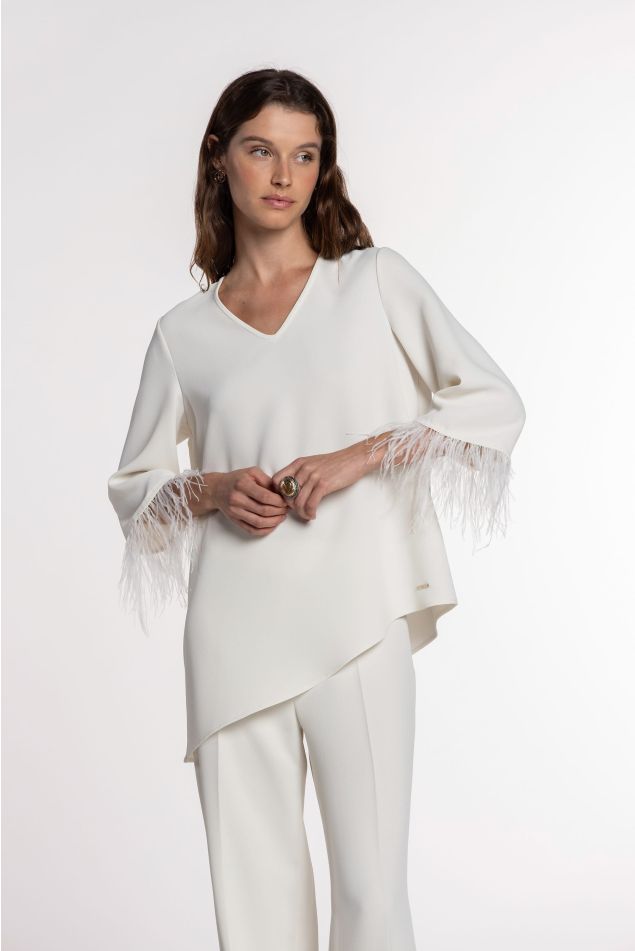 Blusa de doble crepé con plumas