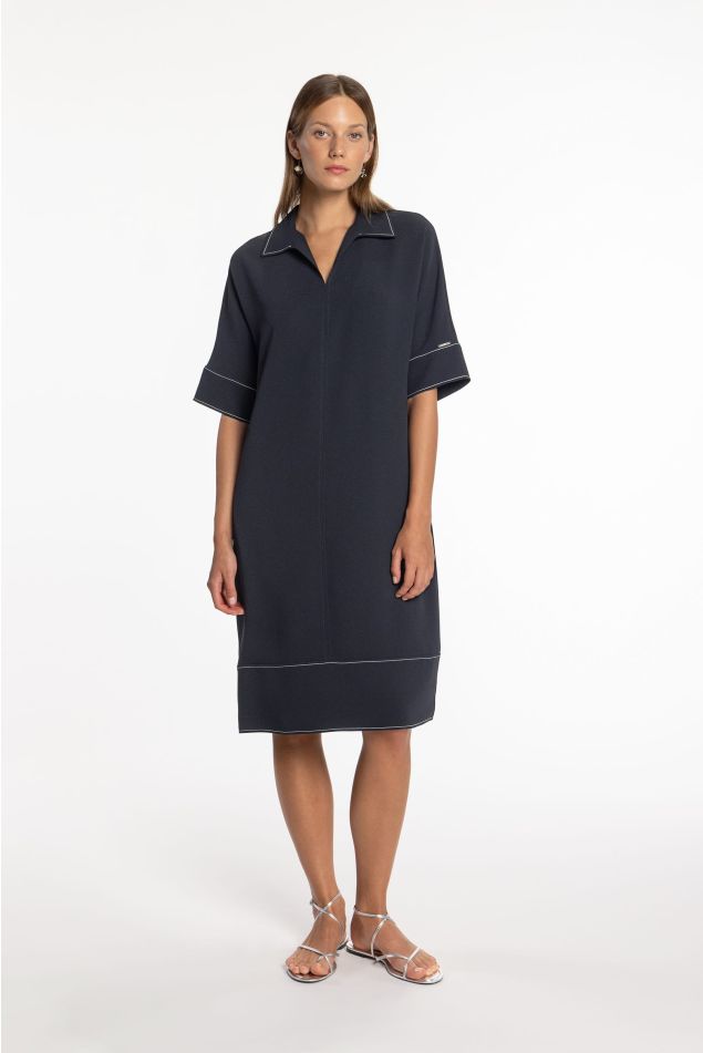 Vestido de doble crepé con pespuntes en contraste
