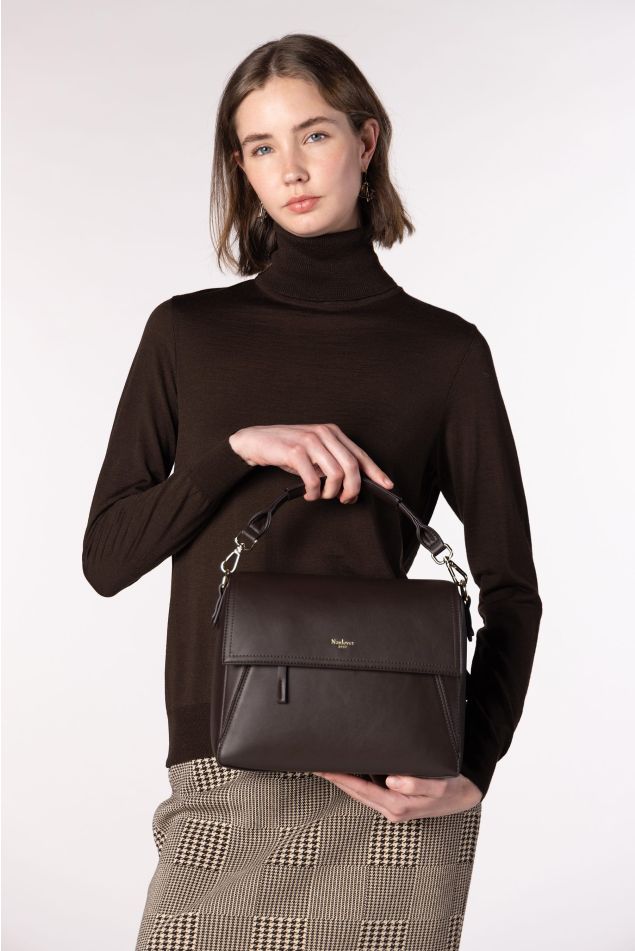 Bossa cube mitjana amb solapa en cuir vegà