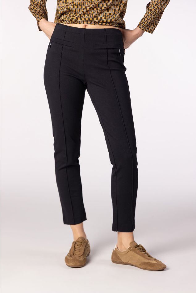 Pantalón pitillo con nervio marcado