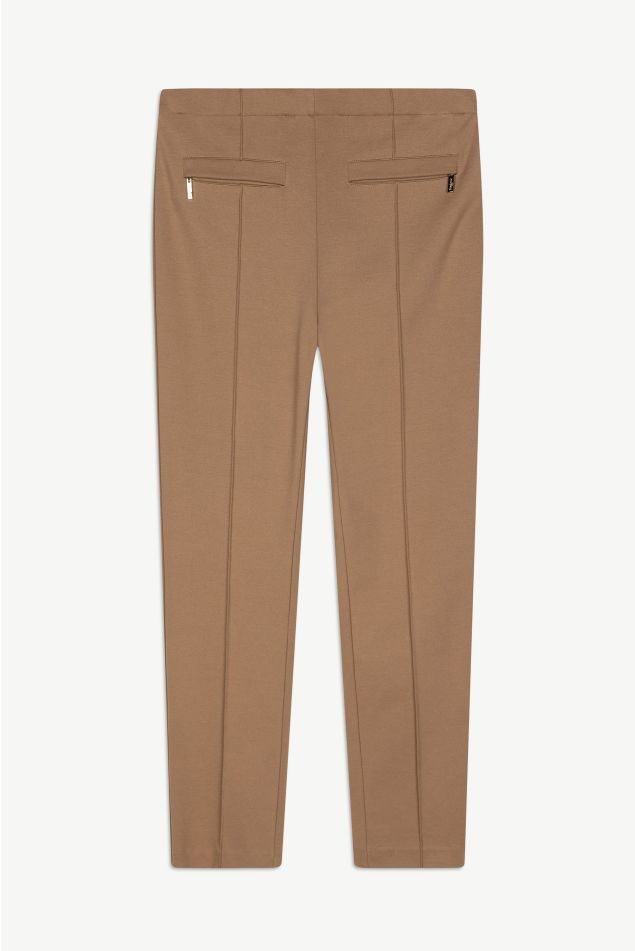 Pantalón pitillo con nervio marcado