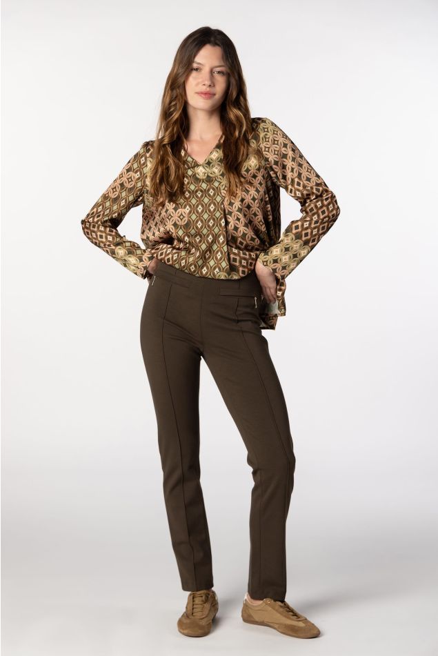 Pantalón pitillo con nervio marcado
