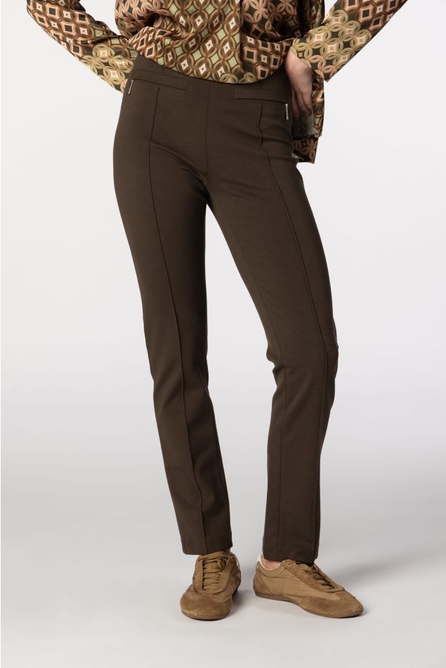Pantalón pitillo con nervio marcado