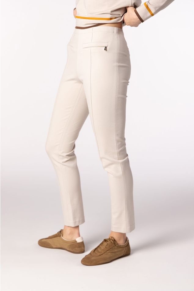 Pantalón pitillo con nervio marcado