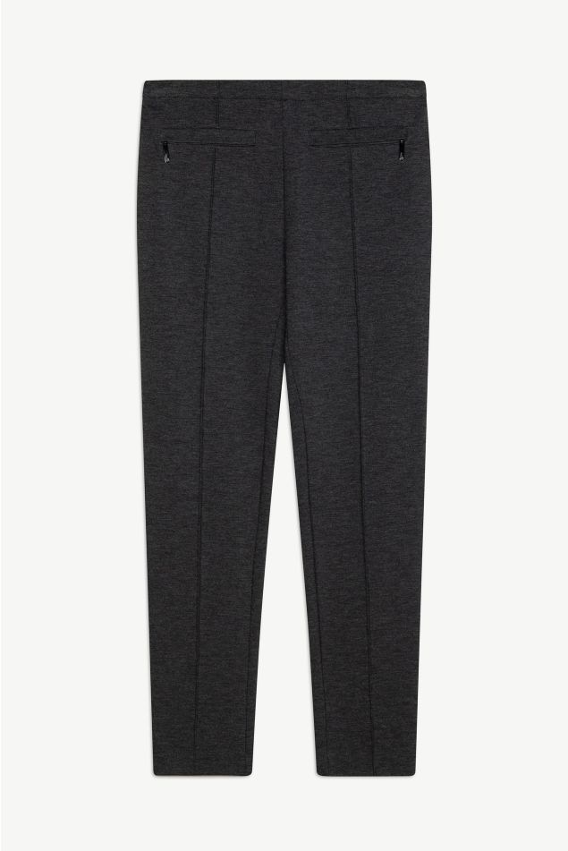 Pantalón pitillo con nervio marcado