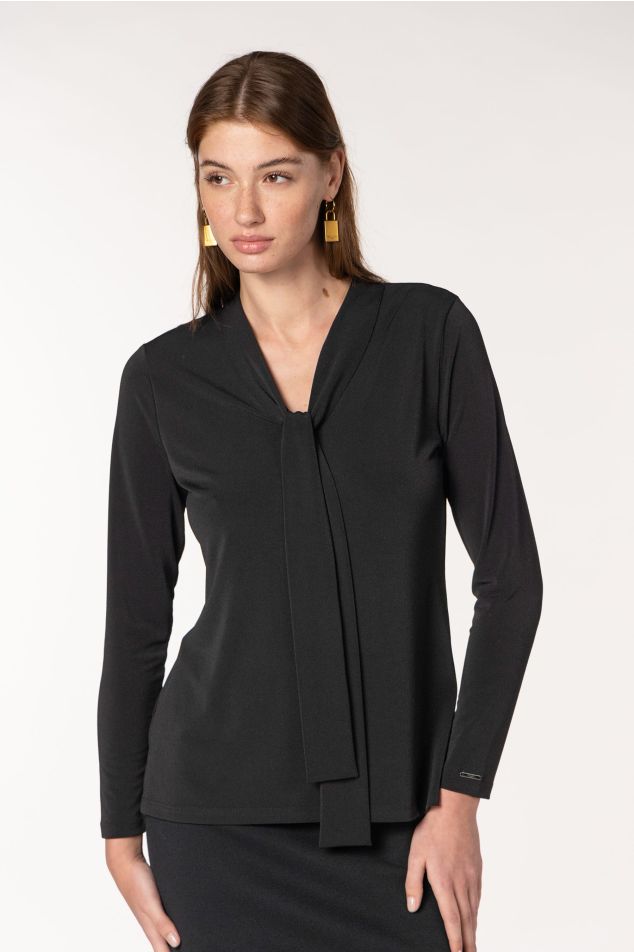 Camiseta con lazada en el escote