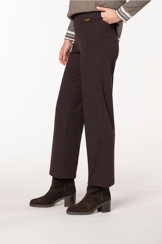 Pantalón recto con nervio marcado