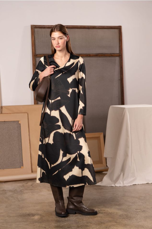 Vestido comprido com decote em 'V' e aberturas laterais
