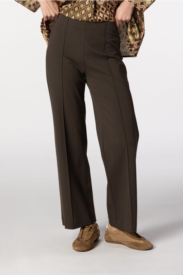 Pantalón con nervio marcado