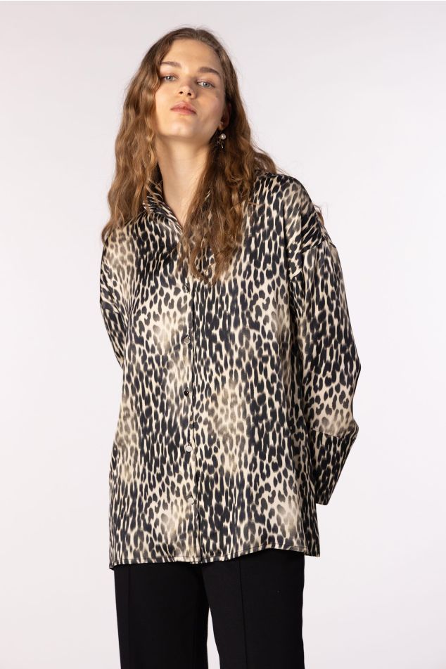 Camisa de satén estampado animal y cuello mao