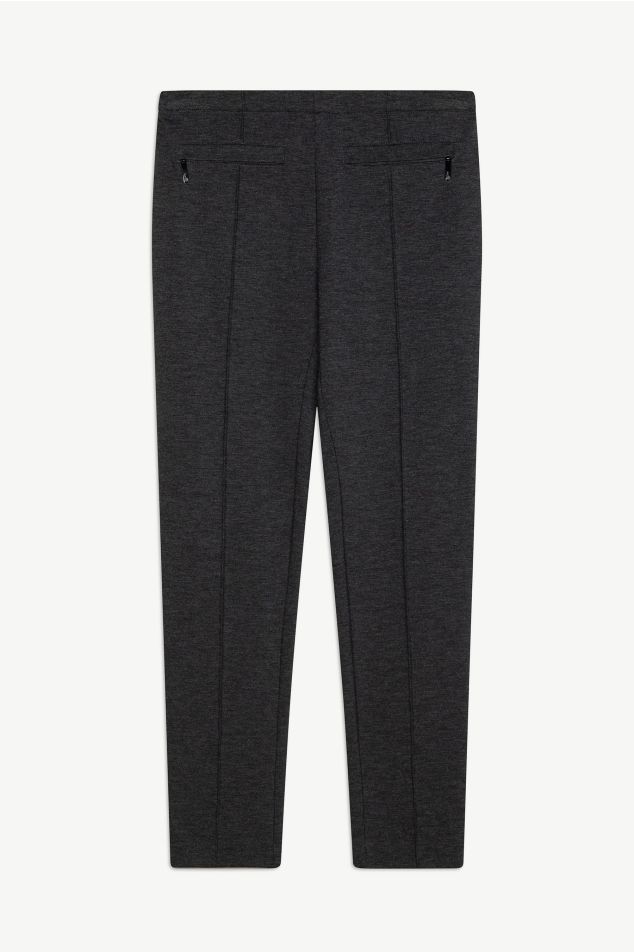 Pantalón pitillo con nervio marcado