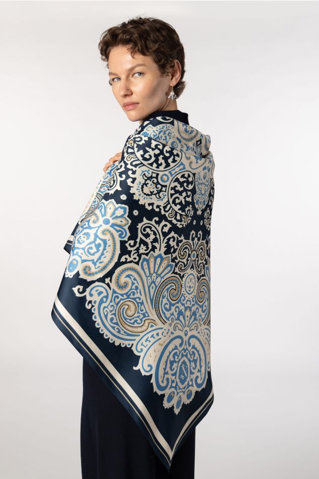 Foulard grand carré de setí paisley ornamental