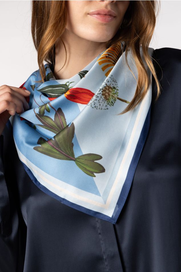 Foulard carré de setí amb estampat de flors silvestres