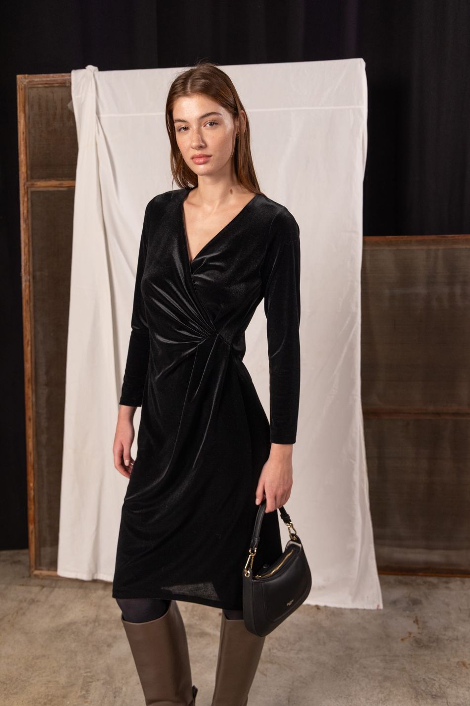 Vestido de terciopelo con escote cruzado