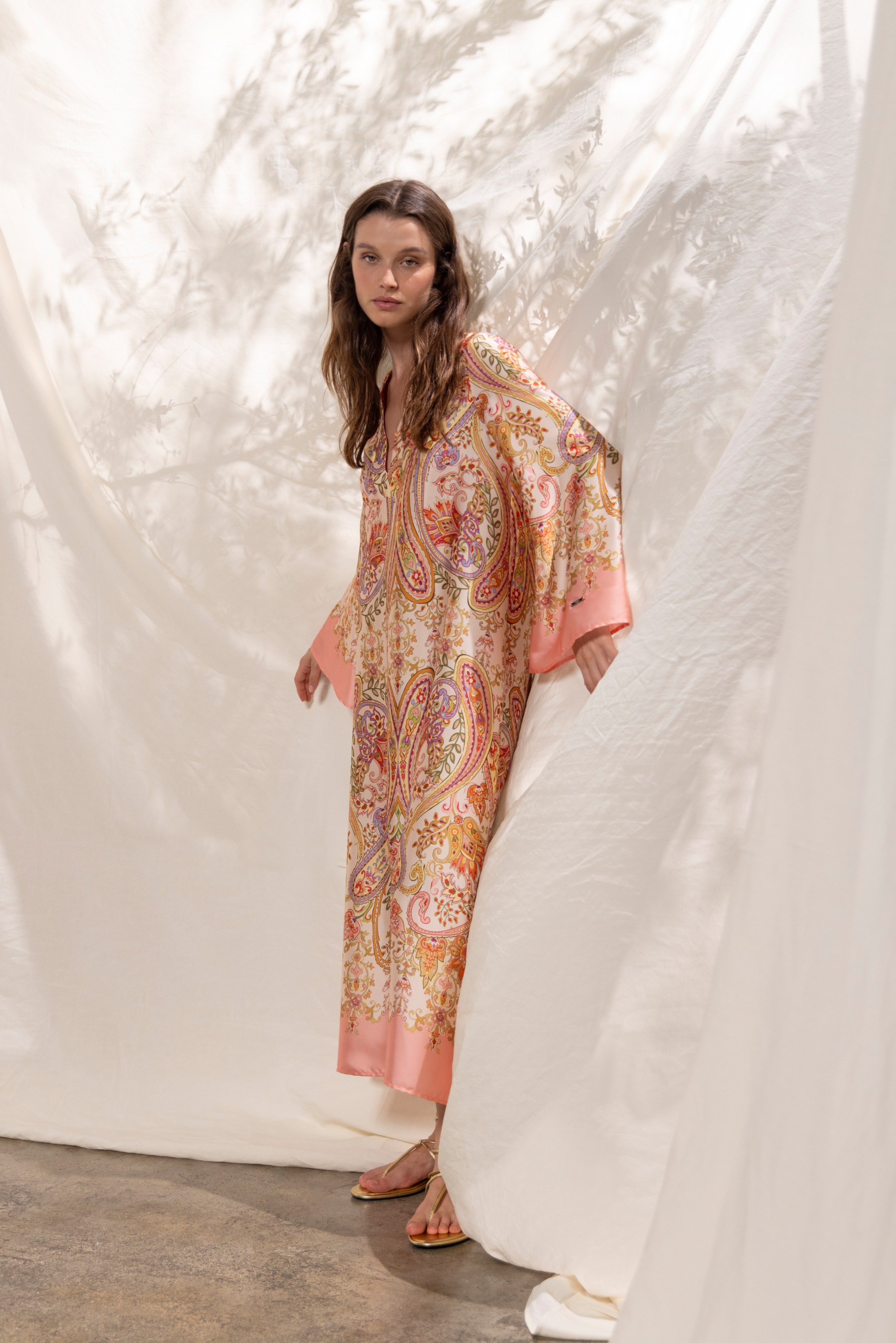 Vestido de satén estampado paisley