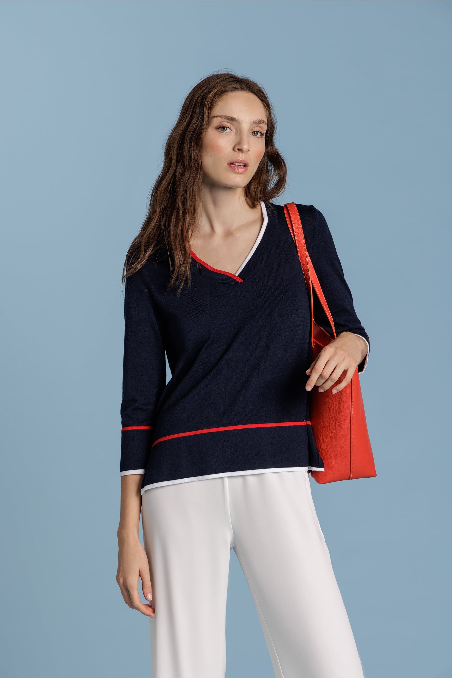 suéter azul navy con toques rojos y blancos