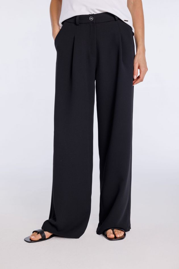 Pantalón ancho de mujer de color negro con pinzas