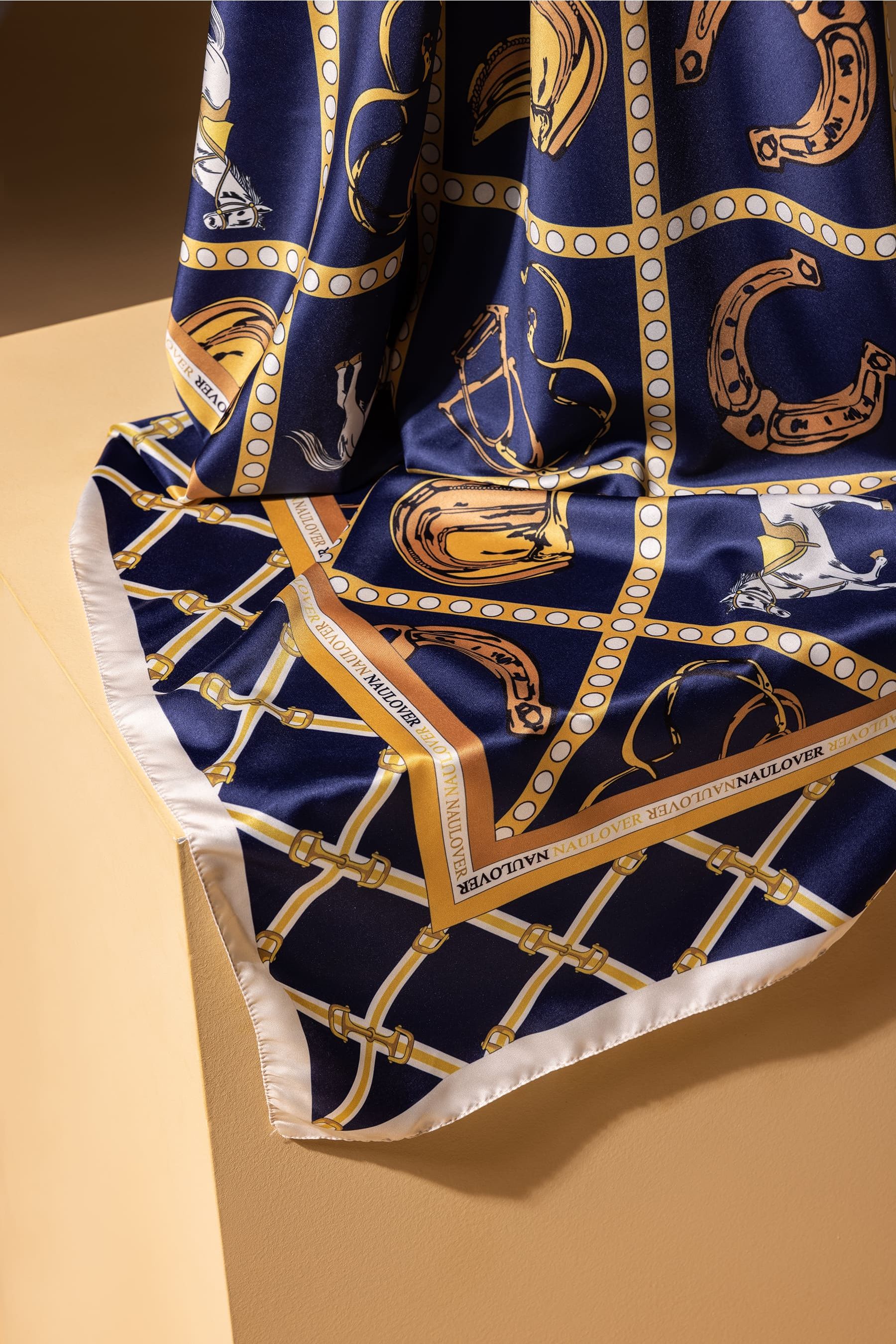 Fular estilo carré con un diseño ecuestre en azul y amarillo