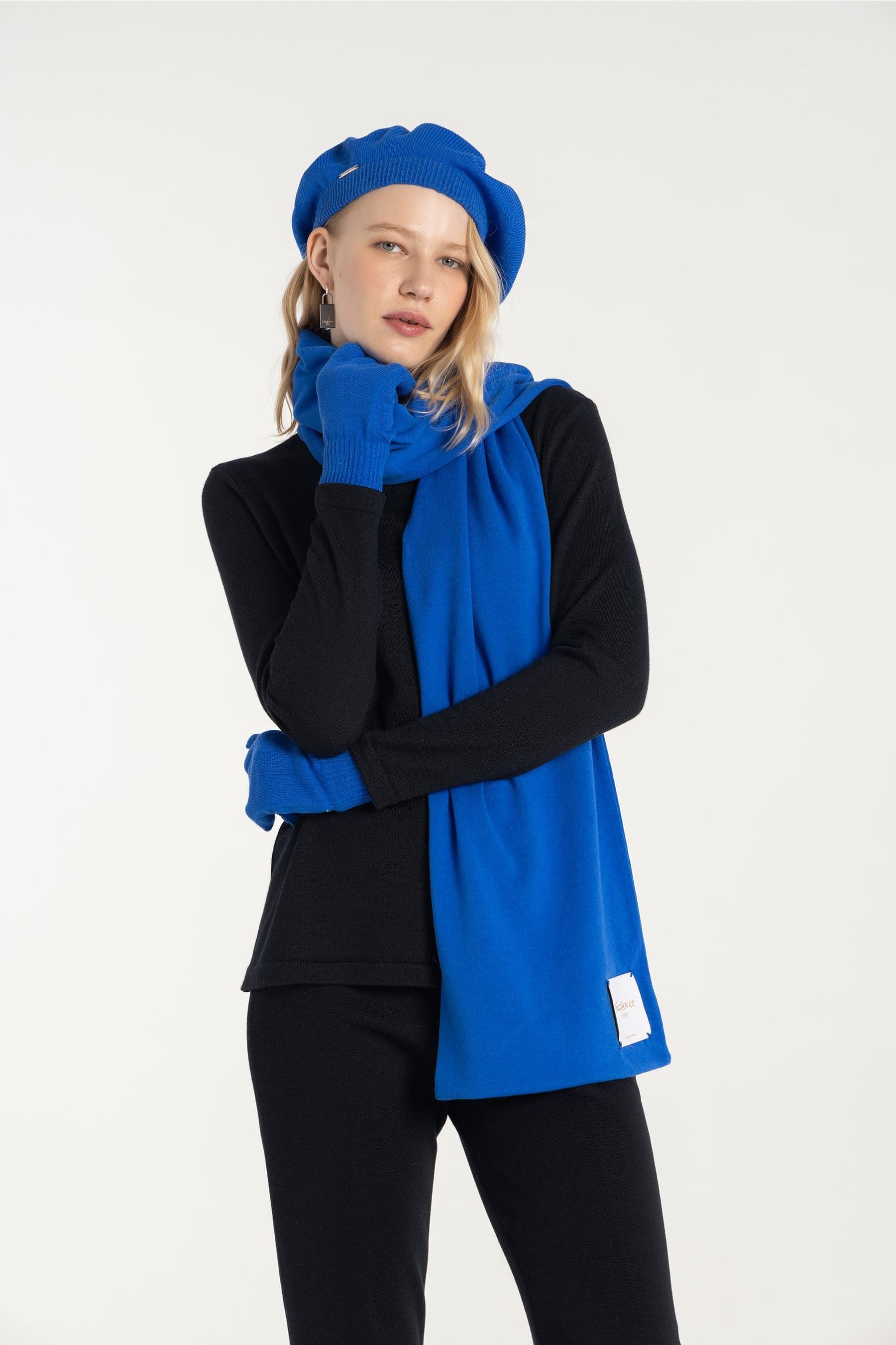 Conjunto de guantes, boina y bufanda de lana de color azul