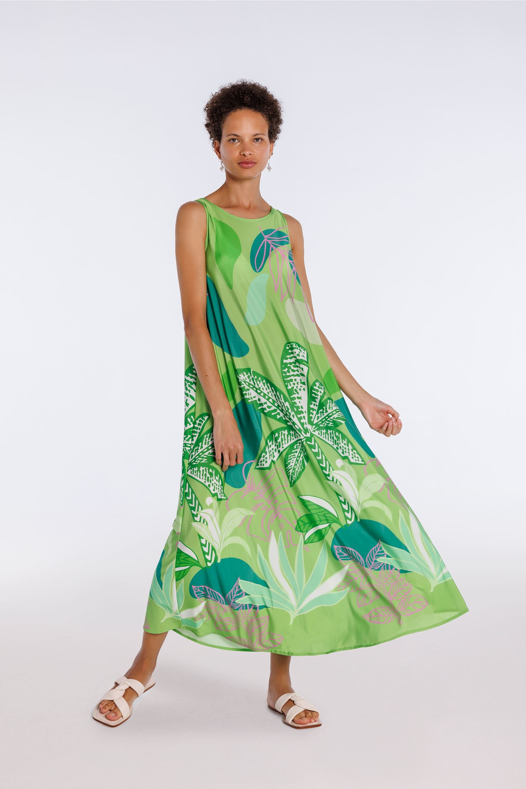 Vestido maxi de color verde con estampado tropical